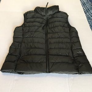 Uniqlo Light Weight Down Vest Sz Medium